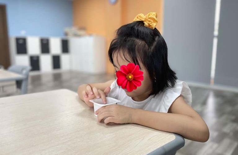 Chương trình tiền tiểu học cho trẻ tự kỷ Chương trình tiền tiểu học cho trẻ tự kỷ còn giúp trẻ trang bị kỹ năng vận động thô và vận động tinh