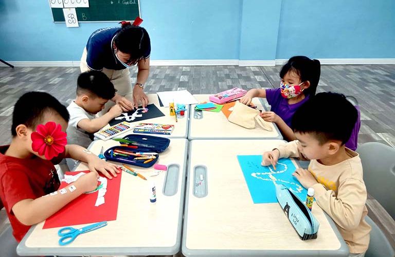 Chương trình tiền tiểu học cho trẻ tự kỷ Kỹ năng thích nghi là một trong những phần quan trọng của chương trình tiền tiểu học cho trẻ tự kỷ