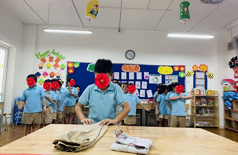 Chương trình tiền tiểu học cho trẻ tự kỷ Chương trình tiền tiểu học cho trẻ tự kỷ còn bao gồm kỹ năng hoàn thành công việc theo yêu cầu