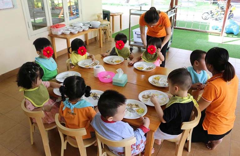 Giáo viên cần làm gì khi gặp trẻ tự kỷ Trẻ tự kỷ gặp phải nhiều vấn đề về ăn uống nên sẽ cần đến sự hỗ trợ của giáo viên