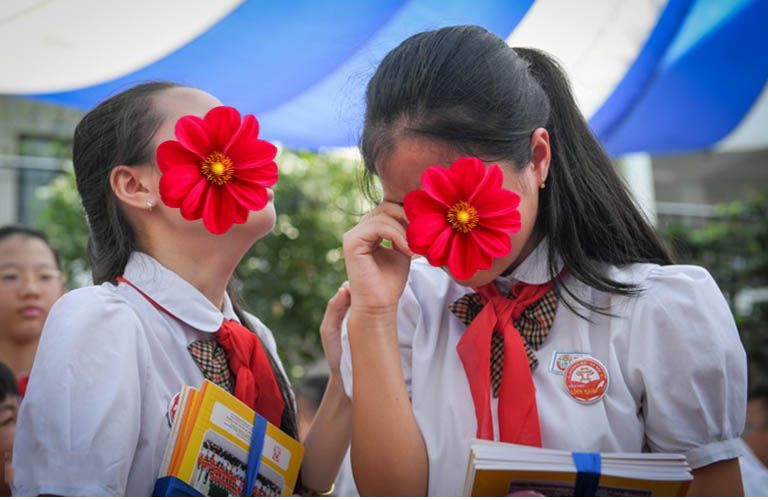 Trẻ tiểu học có tâm lý nhạy cảm và rất dễ khóc nhưng con cũng rất nhanh quên