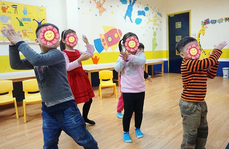 Các bài tập cho trẻ giảm chú ý Âm nhạc giúp trẻ cảm thấy vui vẻ, thoải mái, yêu đời, đồng thời giúp con tăng khả năng ghi nhớ, sự tập trung