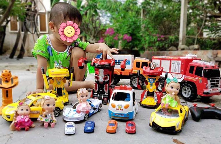 Đồ chơi cho trẻ chậm nói Đồ chơi chạy bằng pin thường phát ra những âm thanh vui tai nên con trẻ rất thích thú