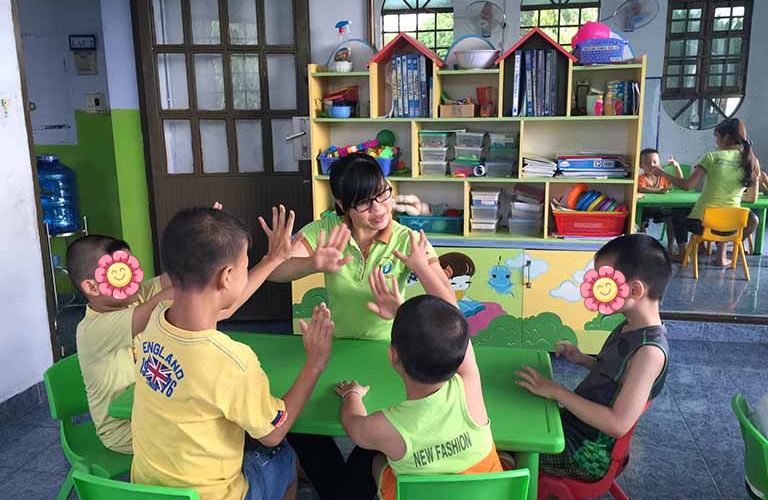 Phương pháp dạy trẻ tự kỷ trong lớp hòa nhập Để giúp trẻ tự kỷ hòa nhập cộng đồng thì nên bắt đầu từ việc giúp trẻ hòa nhập với bạn bè trong lớp.