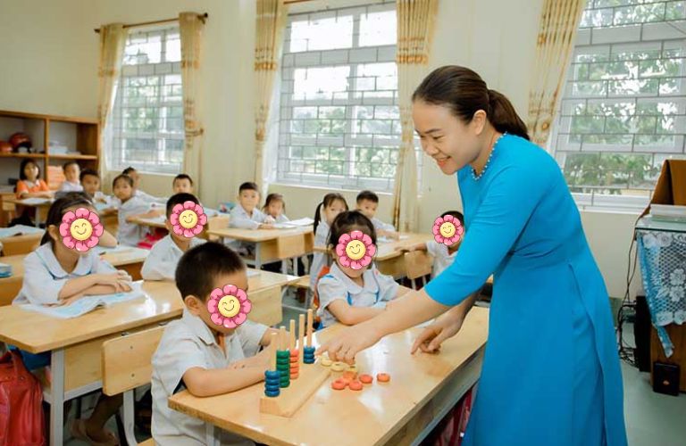 Phương pháp dạy trẻ tự kỷ trong lớp hòa nhập Giáo viên hỗ trợ trẻ trên lớp còn phụ huynh hỗ trợ trẻ tai nhà, cả hai yếu tố này đều quan trọng để giúp trẻ hòa nhập nhanh chóng hơn.