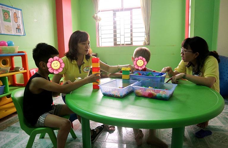 Phương pháp dạy trẻ tự kỷ trong lớp hòa nhập Khi chơi cùng bạn bè trẻ có thể cảm thấy thoải mái hơn, điều này giúp tăng cường khả năng giao tiếp và sự phát triển của não.