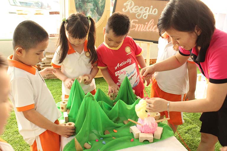 phương pháp Reggio Emilia và Montessori phương pháp Reggio Emilia và Montessori