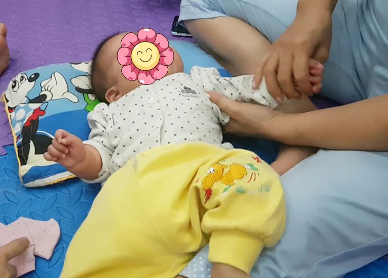 Trẻ đi nhón chân và chậm nói Tăng trương lực cơ khiến con trẻ đau đớn khó chịu, đi lại khó khăn không vững vàng