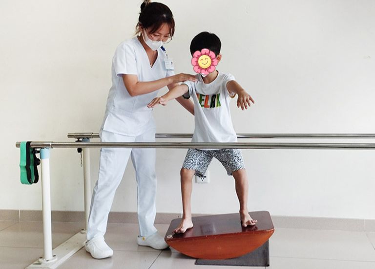 Trẻ đi nhón chân và chậm nói Kiên trì thực hiện các bài tập vận động trị liệu đúng cách sẽ giúp trẻ đi lại vững vàng, bình thường