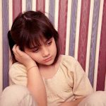 Trẻ không phản ứng khi gọi tên có phải biểu hiện của tự kỷ