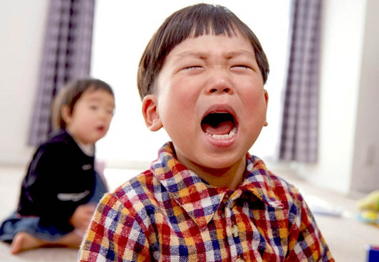Dấu hiệu nhận biết trẻ tự kỷ qua tiếng khóc