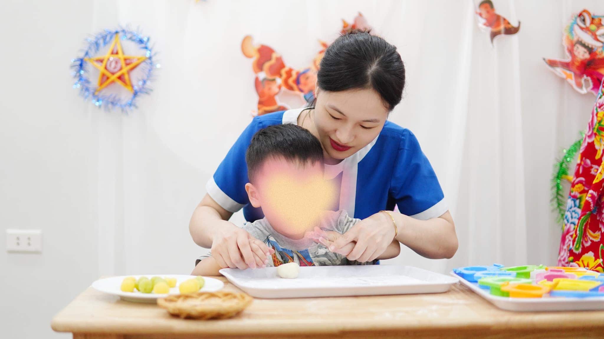 Con làm bánh dẻo tặng ba mẹ
