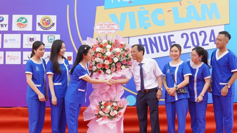 NHC Academy chụp ảnh và tặng hoa đại diện Ban tổ chức