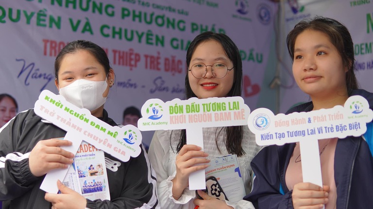 Các bạn sinh viên tại gian hàng của NHC Academy