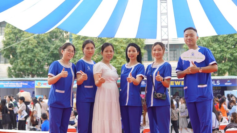 Đội ngũ nhân sự NHC Academy và TS. Đinh Thanh Tuyến