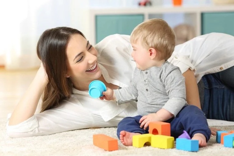 Trẻ không có dấu hiệu tự kỷ sẽ cười lại khi mẹ cười với trẻ