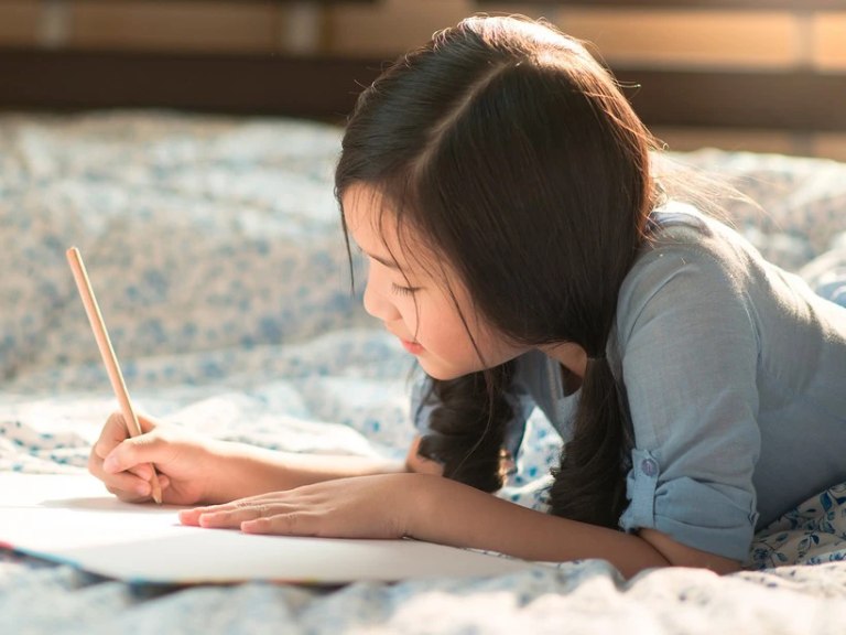 Viết nhật ký cảm xúc giúp nhận diện và kiểm soát cảm xúc