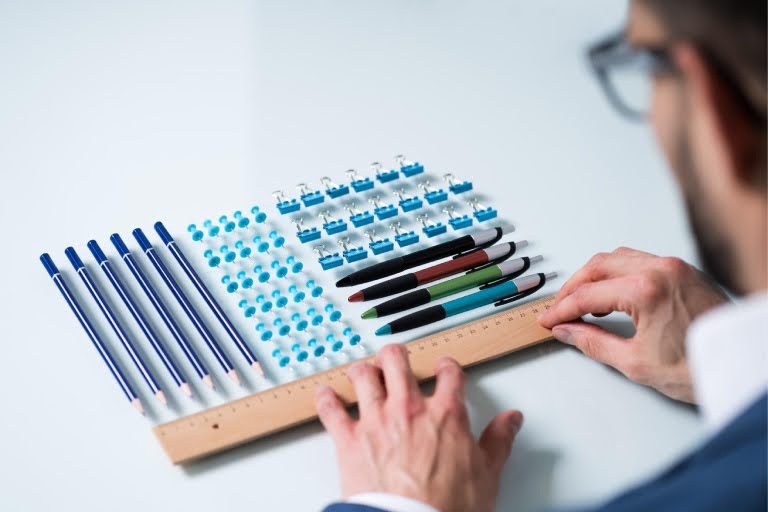 Người bị OCD thường phải sắp xếp đồ vật một cách trật tự theo quy luật nhất định