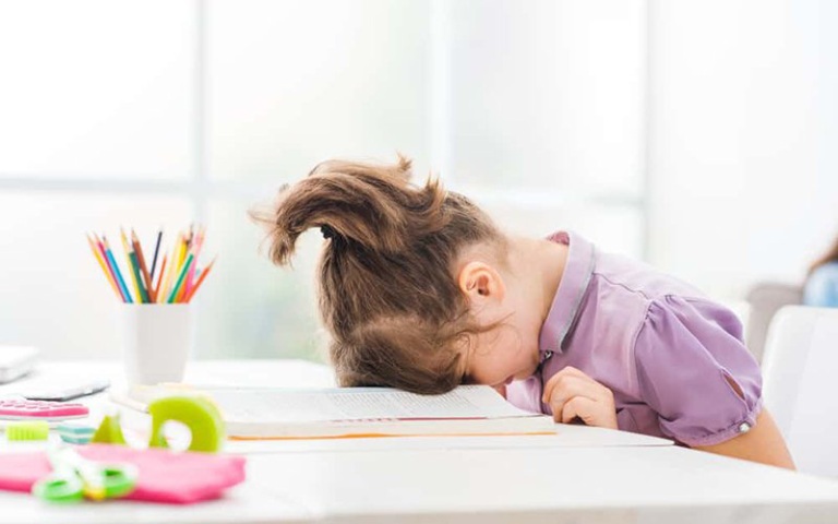 Trẻ mắc rối loạn cảm xúc thường có biểu hiện buồn bã, chán nản, mất năng lượng, hứng thú