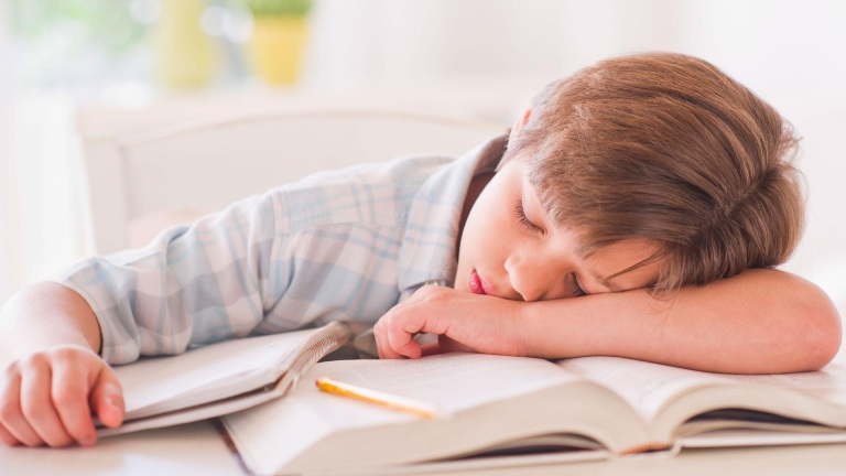 Học nhiều khiến con có một tuổi thơ đầy căng thẳng và áp lực