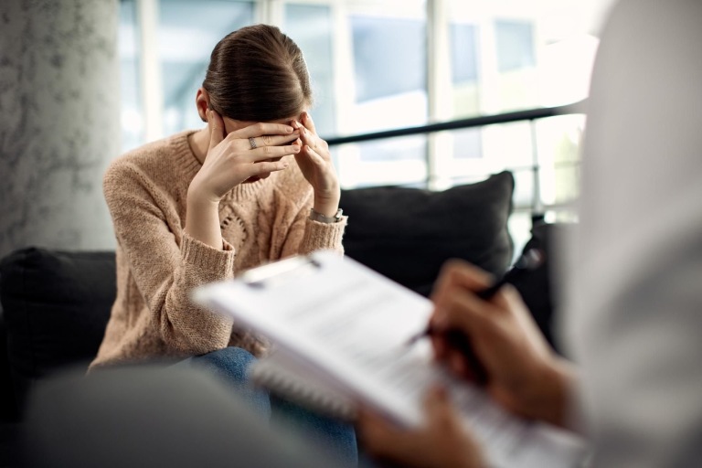Sự trợ giúp từ bác sĩ, chuyên gia tâm lý sẽ giúp chị em vượt qua trầm cảm