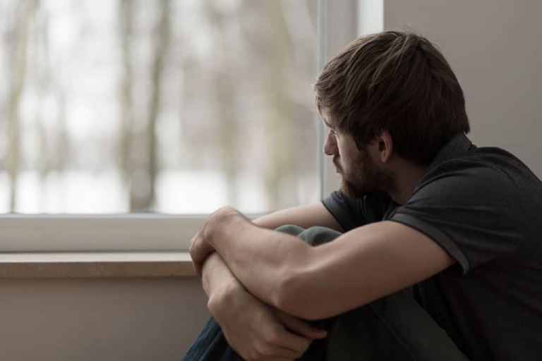 Thiếu hụt ánh sáng làm giảm serotonin là yếu tố hàng đầu dẫn đến SAD