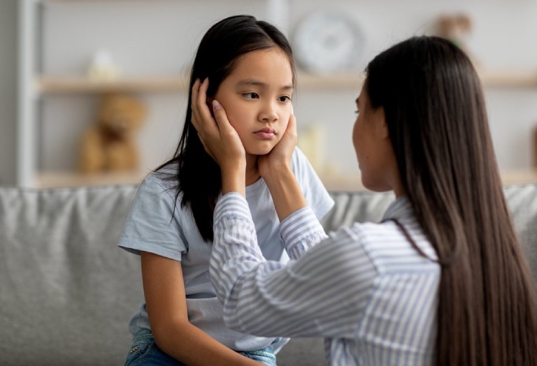 Sự quan tâm, lắng nghe, chia sẻ của ba mẹ sẽ giúp con không rơi vào tình trạng rối loạn cảm xúc