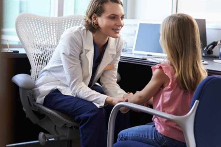 Tìm kiếm sự giúp đỡ của bác sĩ, chuyên gia tâm lý là điều hết sức cần thiết khi nghi ngờ con có dấu hiệu trầm cảm