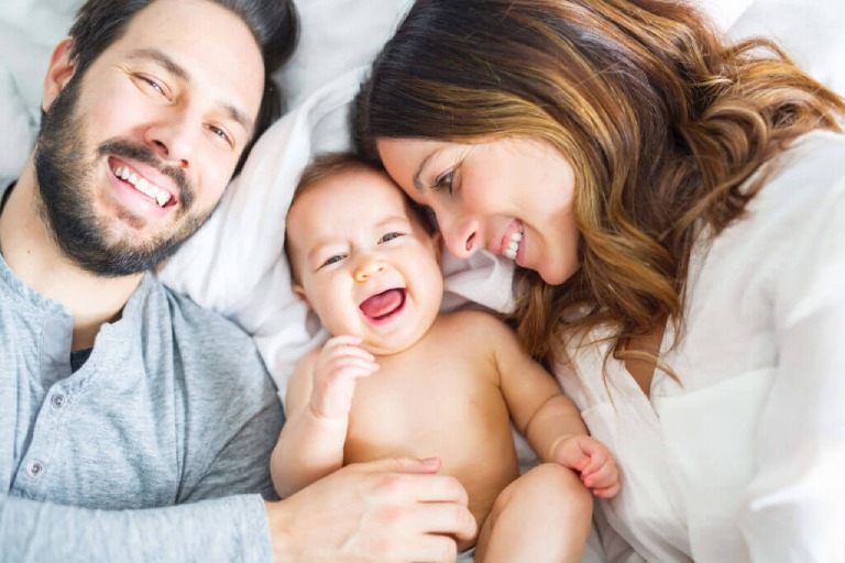 Hãy chia sẻ việc chăm trẻ với chồng, người thân để giảm bớt gánh nặng