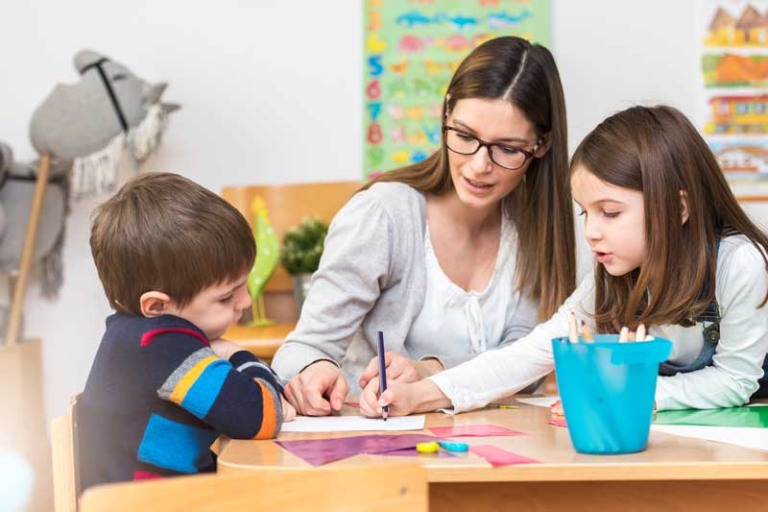 Trẻ mất tập trung giảm chú ý cần được dạy dỗ đúng cách để bắt kịp bạn bè