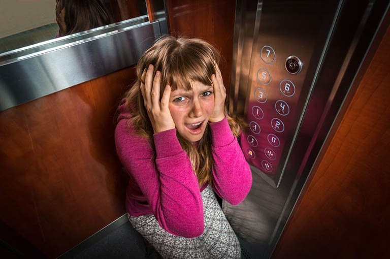 Claustrophobia đặc trưng bởi nỗi lo lắng, sợ hãi tột độ với không gian hẹp, kín