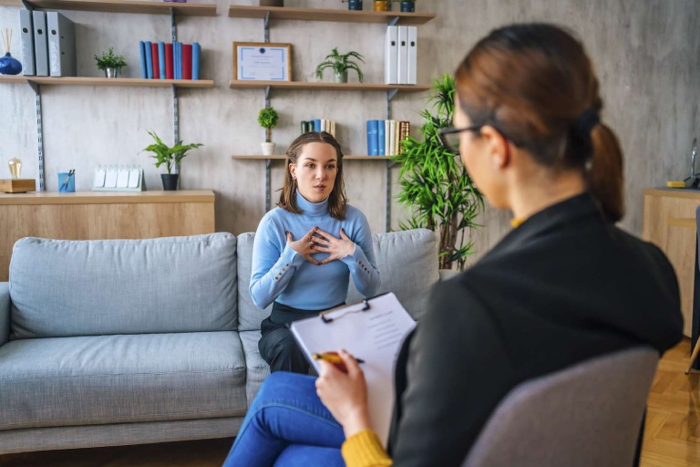 CBT tập trung vào việc điều chỉnh các suy nghĩ tiêu cực, phát triển kỹ năng đối phó với tình huống gây lo âu