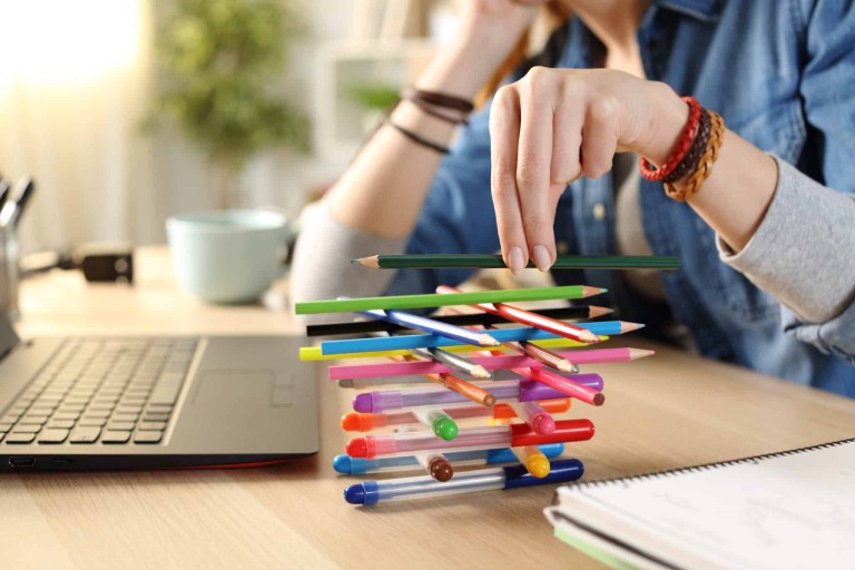 ADHD ở người lớn có thể liên quan đến yếu tố di truyền, mất cân bằng hóa chất sinh học não