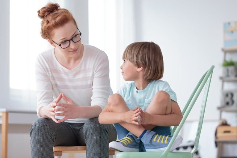 Ba mẹ đóng vai trò vô cùng quan trọng trong quá trình trị liệu của con