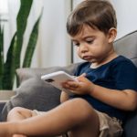 Sử dụng điện thoại ảnh hưởng nhiều đến sự phát triển của trẻ