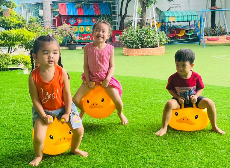 Trò chơi quả bóng của chú chuột túi được nhiều trẻ mầm non yêu thích
