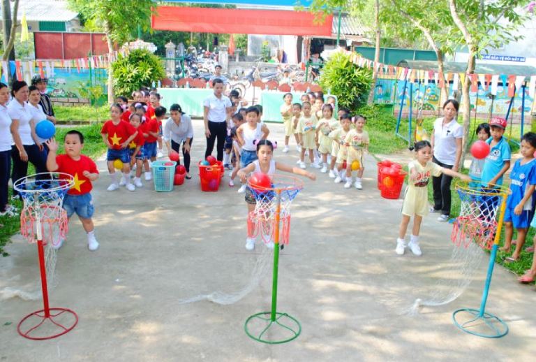 Trò chơi ngoài trời bóng rổ giúp trẻ tăng cường khả năng vận động